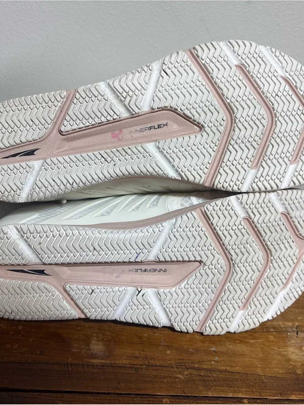 Altra women’s 8 Sneakers Solstice XT White pink gym running